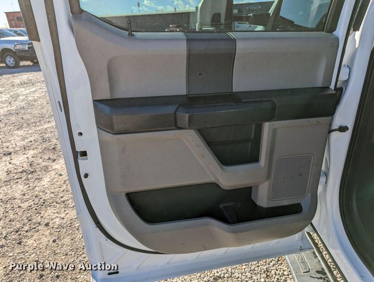 image for item LF9601 2018 Ford F350 Super Duty XL  Crew Cab flatbed pickup truck