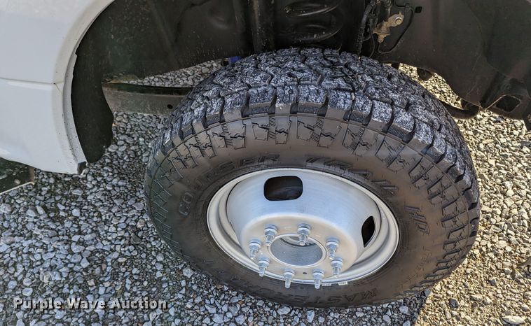 image for item LF9601 2018 Ford F350 Super Duty XL  Crew Cab flatbed pickup truck