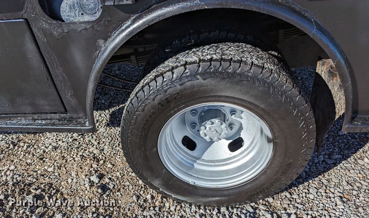 image for item LF9601 2018 Ford F350 Super Duty XL  Crew Cab flatbed pickup truck