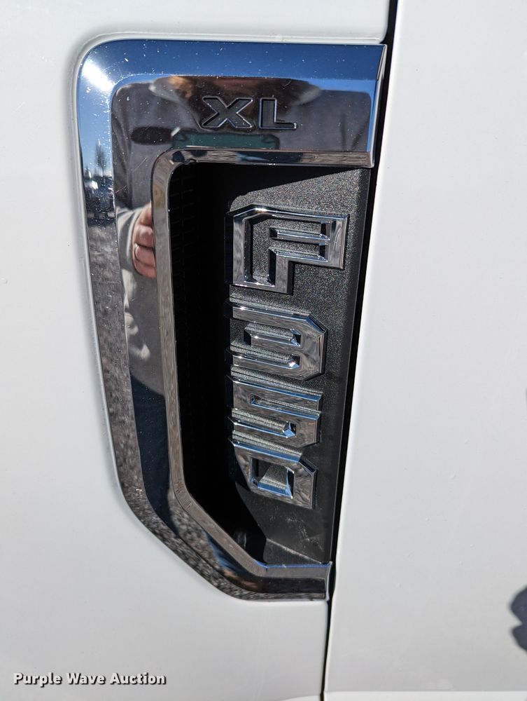 image for item LF9601 2018 Ford F350 Super Duty XL  Crew Cab flatbed pickup truck