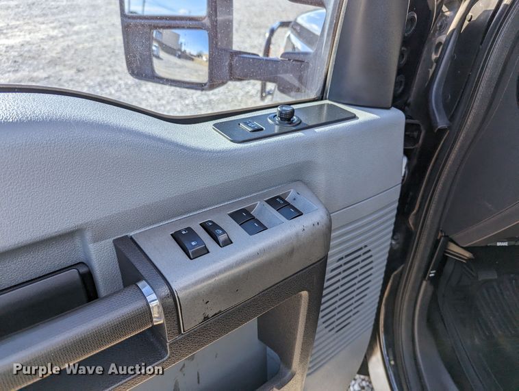 image for item LF9602 2012 Ford  F350 Super Duty XLT  Crew Cab flatbed pickup truck