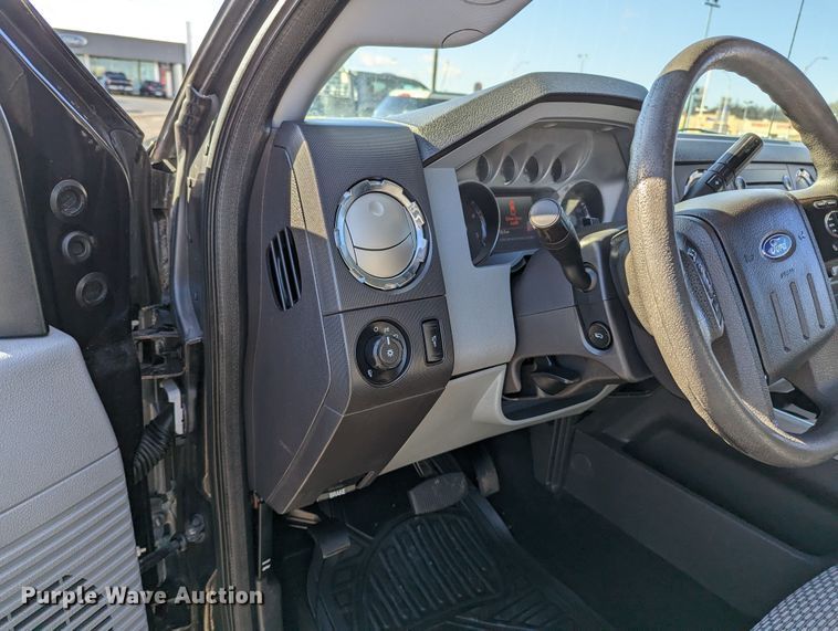 image for item LF9602 2012 Ford  F350 Super Duty XLT  Crew Cab flatbed pickup truck