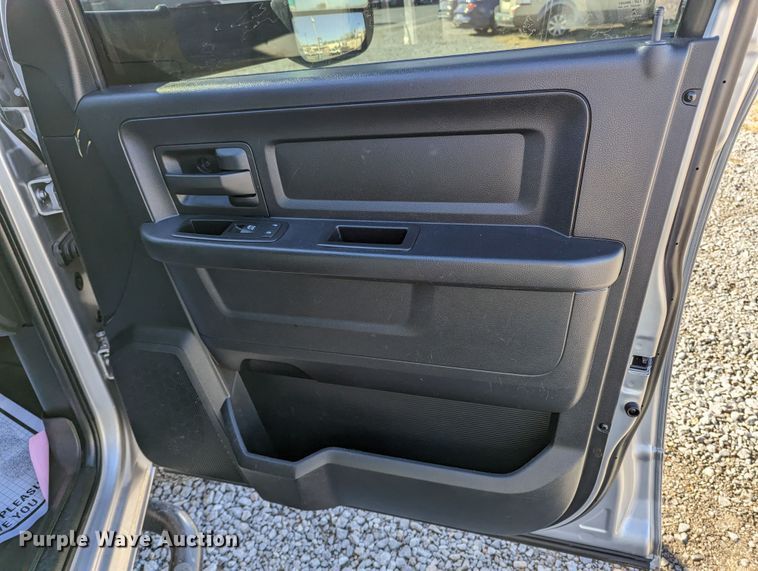 image for item LF9603 2015 Dodge Ram 3500HD  Crew Cab flatbed pickup truck