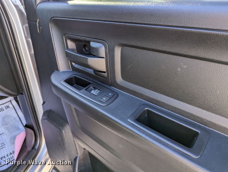 image for item LF9603 2015 Dodge Ram 3500HD  Crew Cab flatbed pickup truck