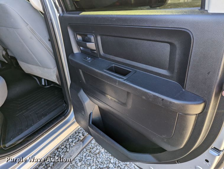 image for item LF9603 2015 Dodge Ram 3500HD  Crew Cab flatbed pickup truck