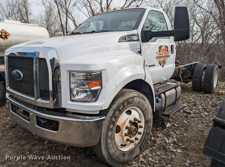 image for item LF9636 2019 Ford F750 Super Duty  truck cab and chassis