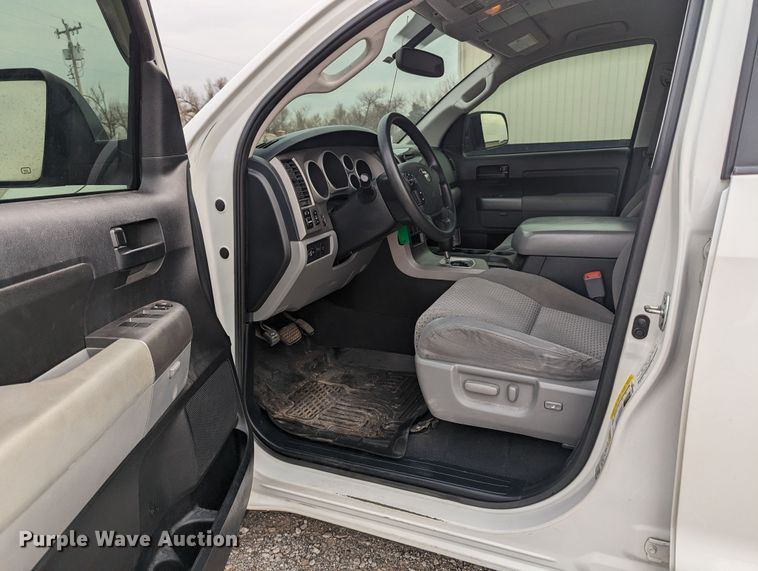 image for item LF9637 2013 Toyota Tundra  CrewMax pickup truck