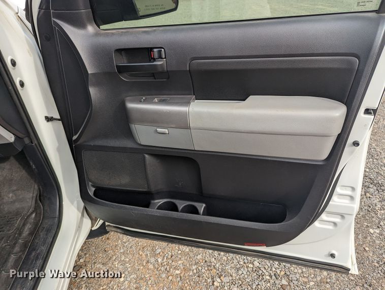 image for item LF9637 2013 Toyota Tundra  CrewMax pickup truck