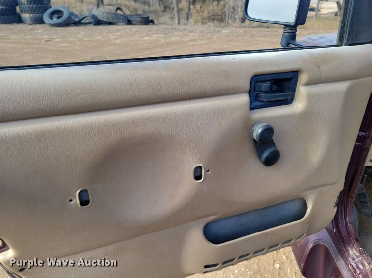 image for item LG9520 2002 Jeep Wrangler  SUV