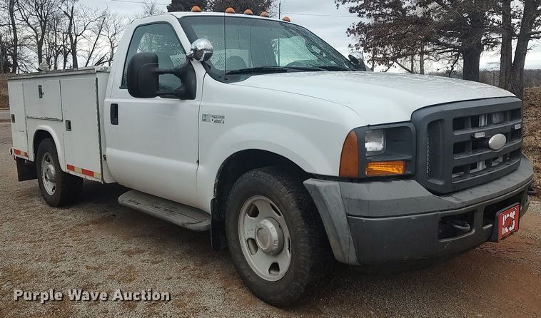 image for item LG9543 2005 Ford  F350 Super Duty  utility bed pickup truck