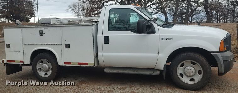 image for item LG9543 2005 Ford  F350 Super Duty  utility bed pickup truck