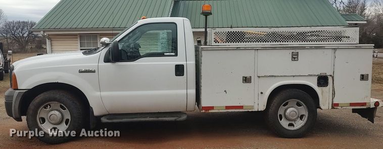 image for item LG9543 2005 Ford  F350 Super Duty  utility bed pickup truck