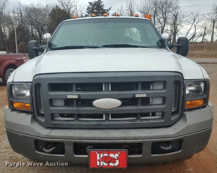 image for item LG9543 2005 Ford  F350 Super Duty  utility bed pickup truck