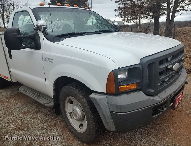 image for item LG9543 2005 Ford  F350 Super Duty  utility bed pickup truck