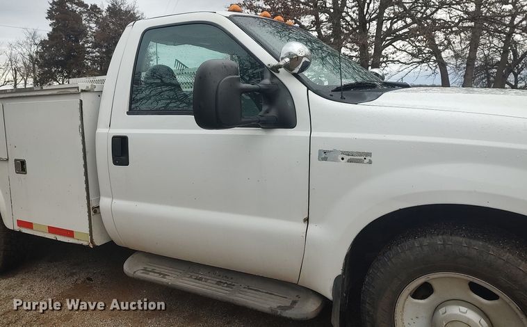 image for item LG9543 2005 Ford  F350 Super Duty  utility bed pickup truck