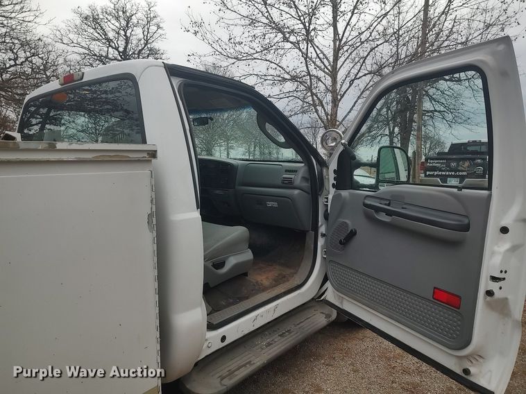 image for item LG9543 2005 Ford  F350 Super Duty  utility bed pickup truck