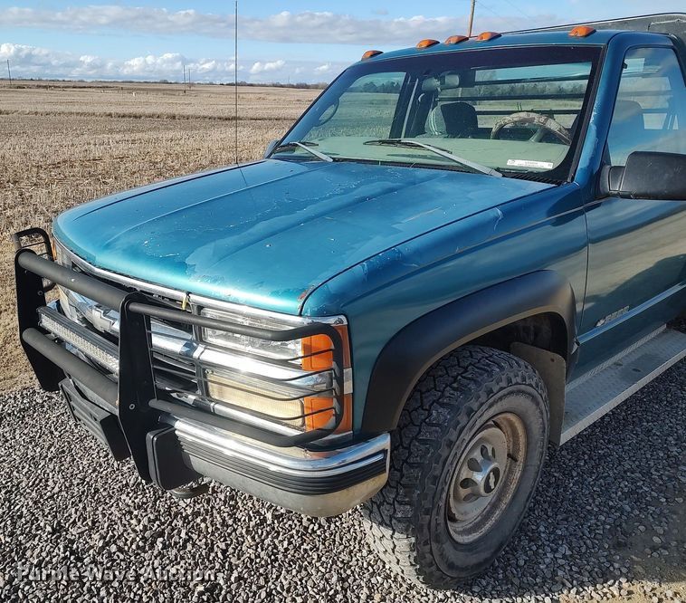 image for item LG9559 1998 Chevrolet K3500  flatbed pickup truck