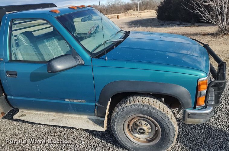 image for item LG9559 1998 Chevrolet K3500  flatbed pickup truck