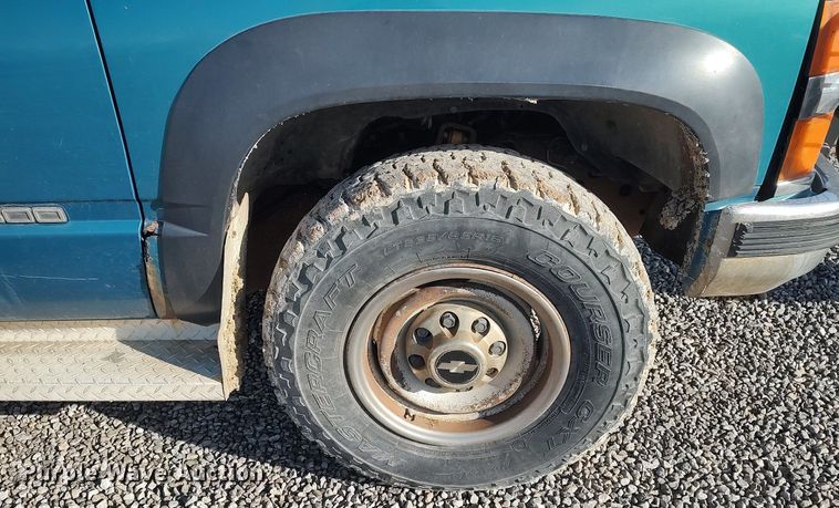 image for item LG9559 1998 Chevrolet K3500  flatbed pickup truck