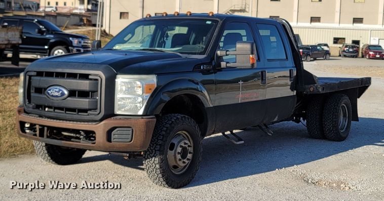 image for item LN9729 2011 Ford F350 Super Duty  Crew Cab flatbed pickup truck
