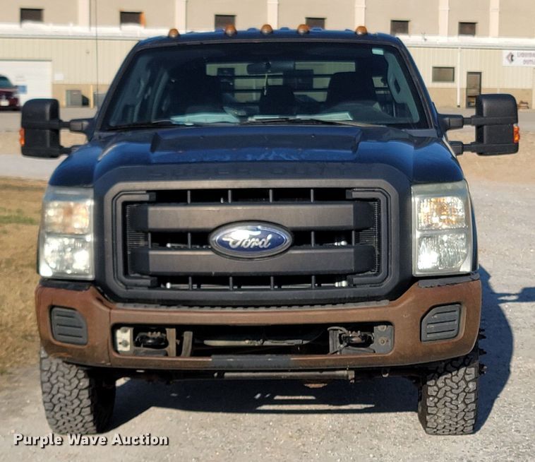 image for item LN9729 2011 Ford F350 Super Duty  Crew Cab flatbed pickup truck