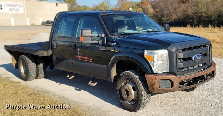 image for item LN9729 2011 Ford F350 Super Duty  Crew Cab flatbed pickup truck