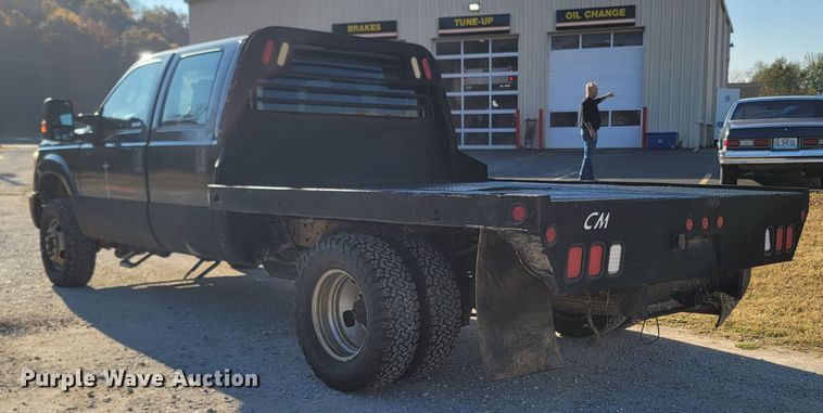 image for item LN9729 2011 Ford F350 Super Duty  Crew Cab flatbed pickup truck