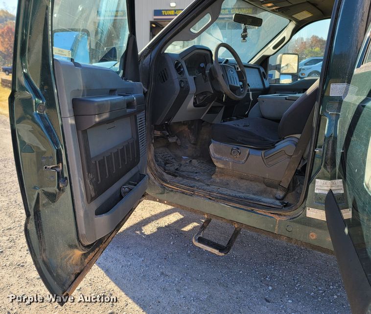 image for item LN9729 2011 Ford F350 Super Duty  Crew Cab flatbed pickup truck