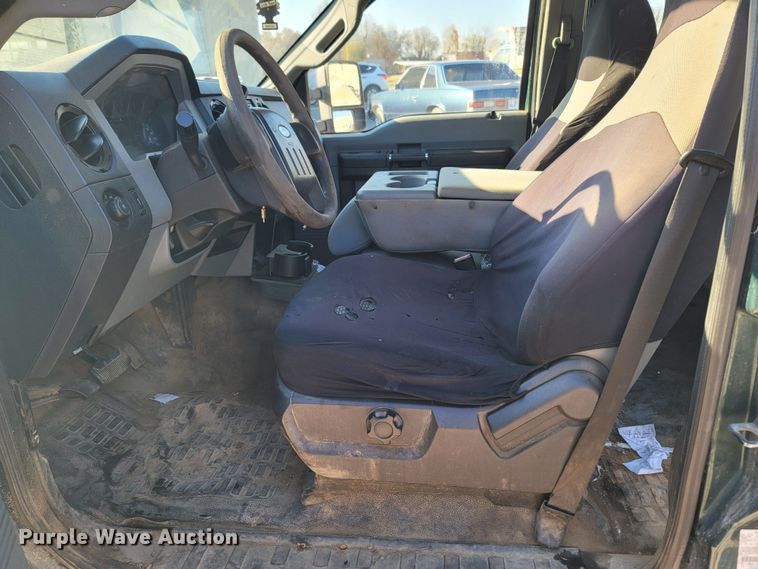 image for item LN9729 2011 Ford F350 Super Duty  Crew Cab flatbed pickup truck