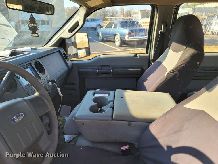 image for item LN9729 2011 Ford F350 Super Duty  Crew Cab flatbed pickup truck