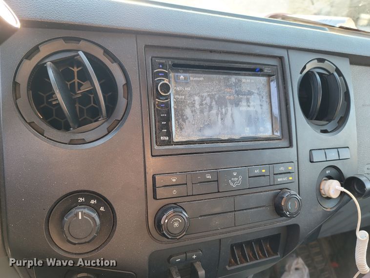 image for item LN9729 2011 Ford F350 Super Duty  Crew Cab flatbed pickup truck