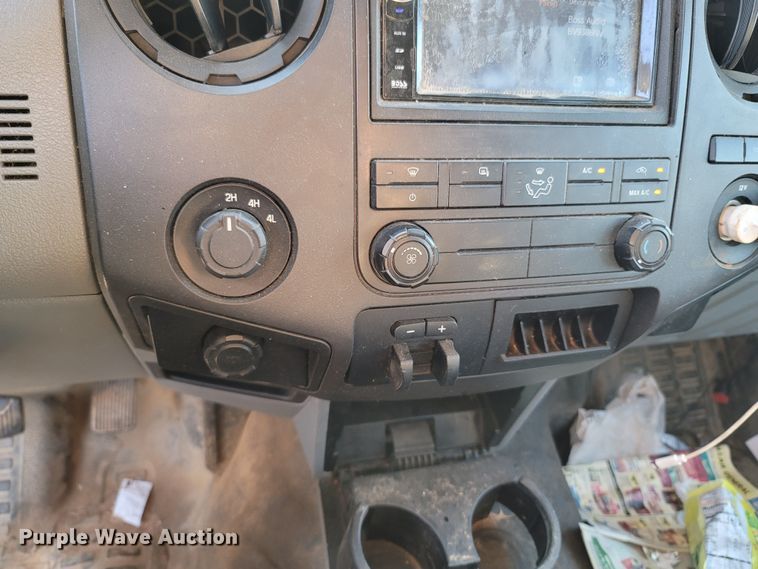 image for item LN9729 2011 Ford F350 Super Duty  Crew Cab flatbed pickup truck