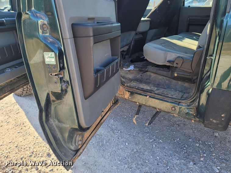 image for item LN9729 2011 Ford F350 Super Duty  Crew Cab flatbed pickup truck