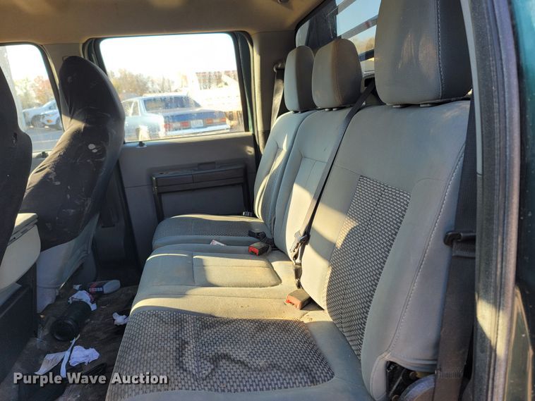 image for item LN9729 2011 Ford F350 Super Duty  Crew Cab flatbed pickup truck