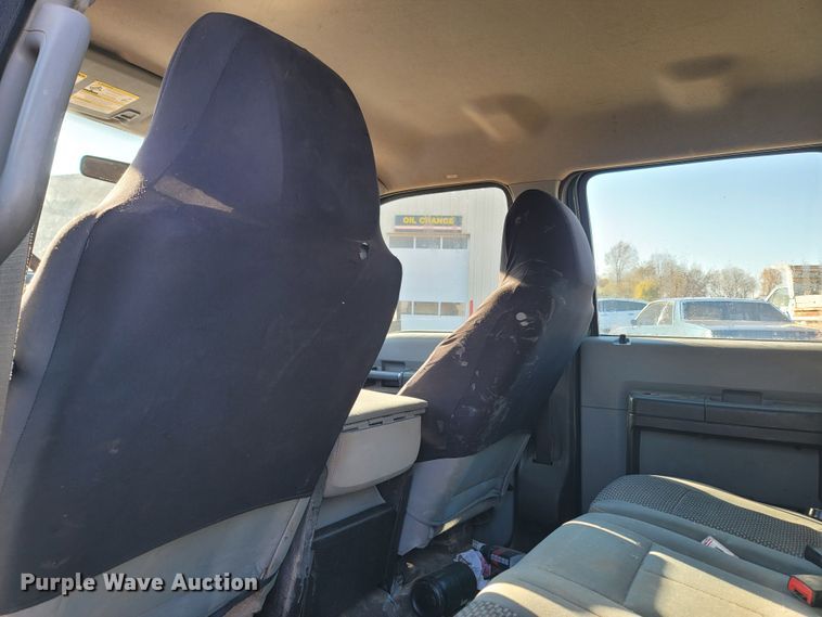 image for item LN9729 2011 Ford F350 Super Duty  Crew Cab flatbed pickup truck