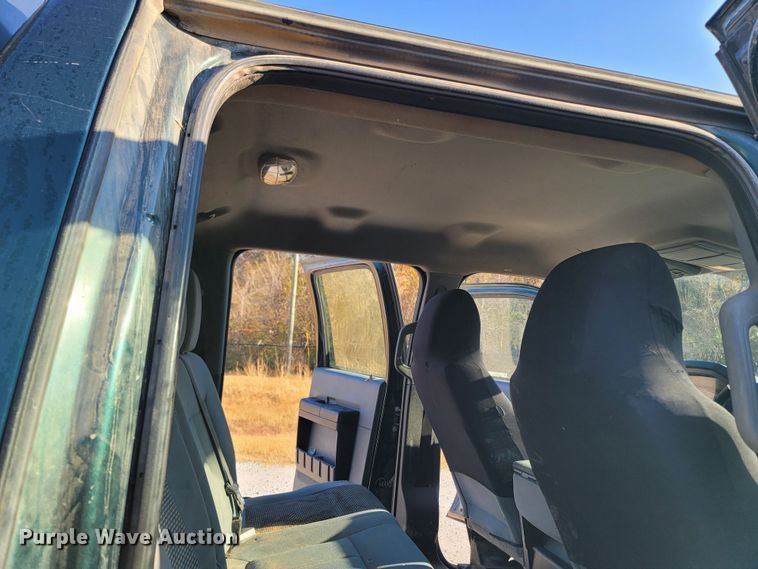 image for item LN9729 2011 Ford F350 Super Duty  Crew Cab flatbed pickup truck