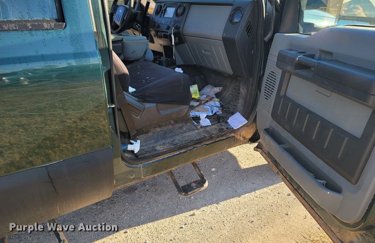 image for item LN9729 2011 Ford F350 Super Duty  Crew Cab flatbed pickup truck