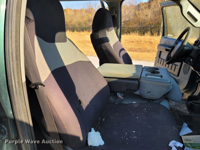 image for item LN9729 2011 Ford F350 Super Duty  Crew Cab flatbed pickup truck