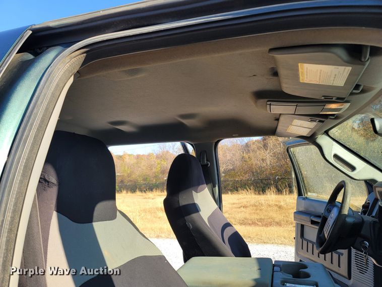 image for item LN9729 2011 Ford F350 Super Duty  Crew Cab flatbed pickup truck