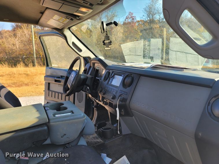 image for item LN9729 2011 Ford F350 Super Duty  Crew Cab flatbed pickup truck