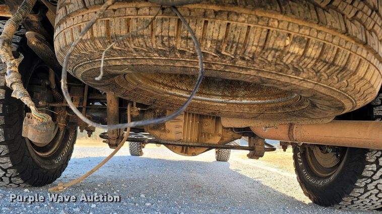 image for item LN9729 2011 Ford F350 Super Duty  Crew Cab flatbed pickup truck