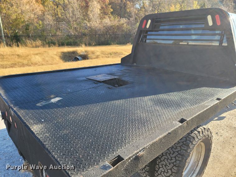 image for item LN9729 2011 Ford F350 Super Duty  Crew Cab flatbed pickup truck