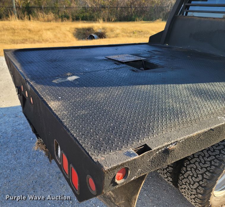 image for item LN9729 2011 Ford F350 Super Duty  Crew Cab flatbed pickup truck