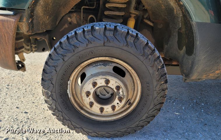 image for item LN9729 2011 Ford F350 Super Duty  Crew Cab flatbed pickup truck