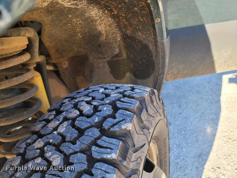 image for item LN9729 2011 Ford F350 Super Duty  Crew Cab flatbed pickup truck