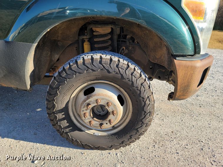 image for item LN9729 2011 Ford F350 Super Duty  Crew Cab flatbed pickup truck