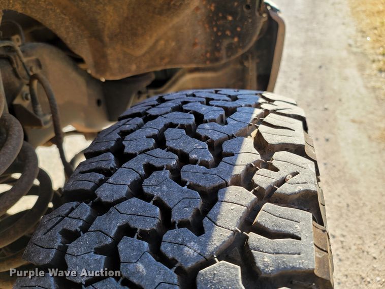 image for item LN9729 2011 Ford F350 Super Duty  Crew Cab flatbed pickup truck