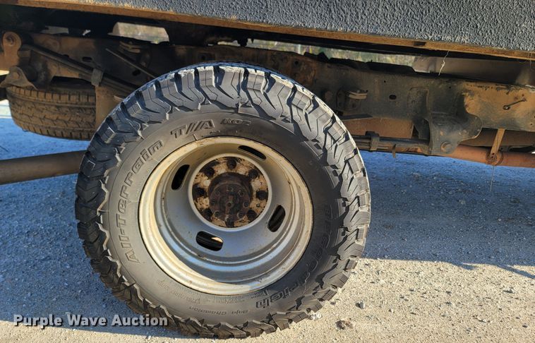 image for item LN9729 2011 Ford F350 Super Duty  Crew Cab flatbed pickup truck