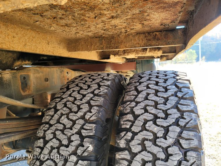 image for item LN9729 2011 Ford F350 Super Duty  Crew Cab flatbed pickup truck