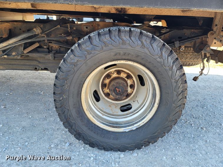 image for item LN9729 2011 Ford F350 Super Duty  Crew Cab flatbed pickup truck